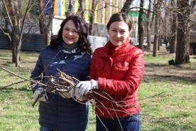 Все на субботник: аппарат Волгодонской Думы наводил порядок в парке «Победа»